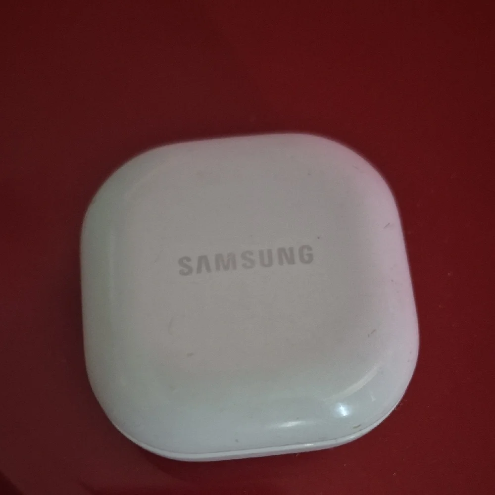 Samsung White Earbuds Charging Case